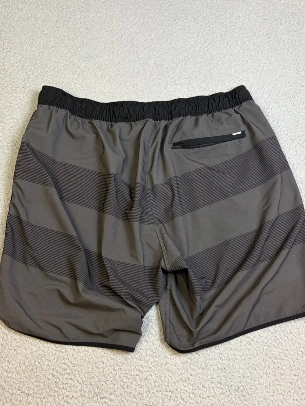 Vuori Athletic Shorts Mens XL Gray Black Workout l Drawstring Zip Pocket Unlined